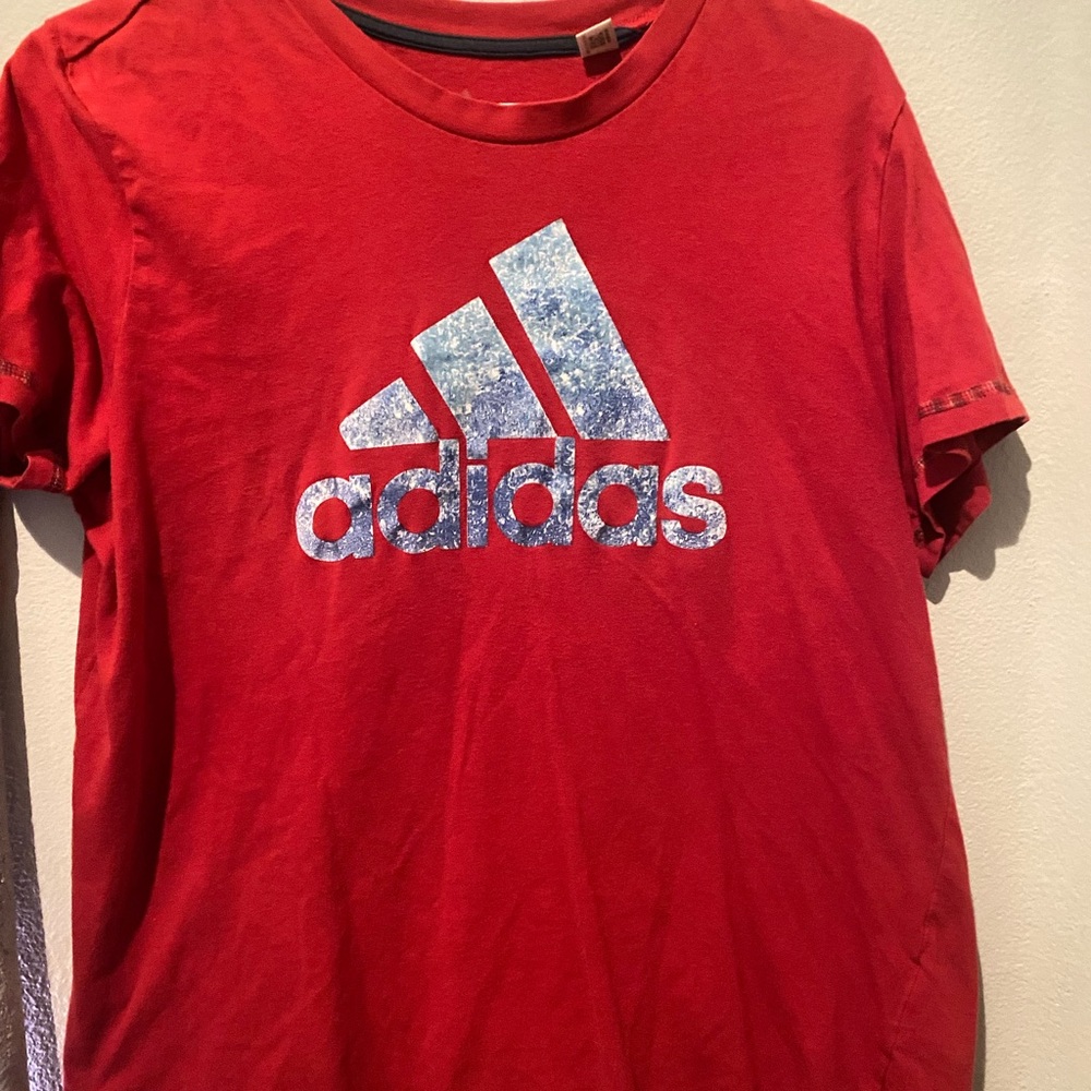 This shirt is a perfect workout shirt made to keep you feeling fresh!